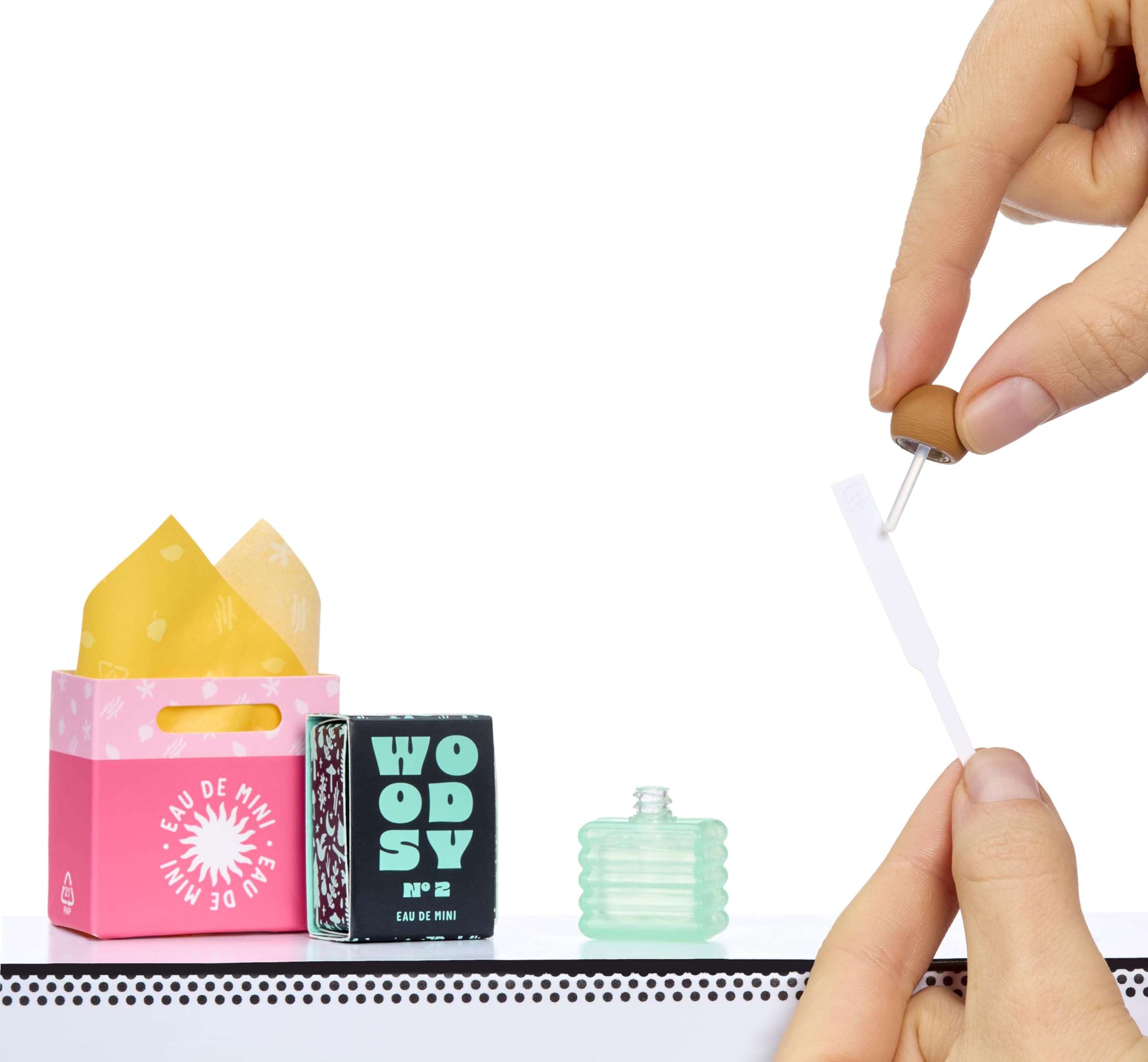 MGA's Miniverse Make It Mini Fragrances - Mini Collectible Scent Kit (Pink)