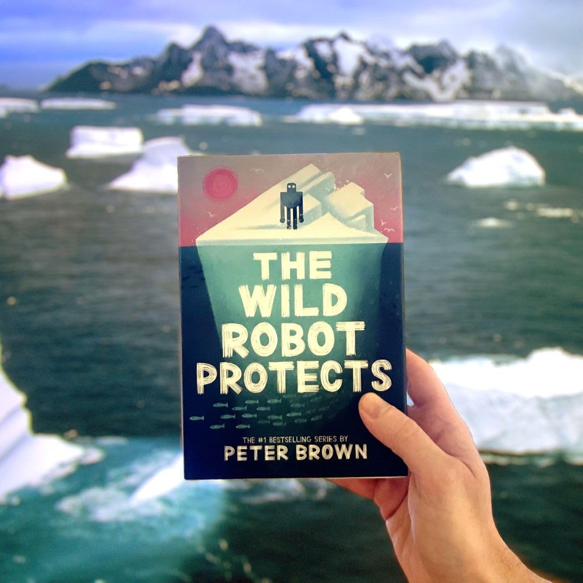 Peter Brown - The Wild Robot Protects (The Wild Robot 3) | Paperback | Ages 8-11 6