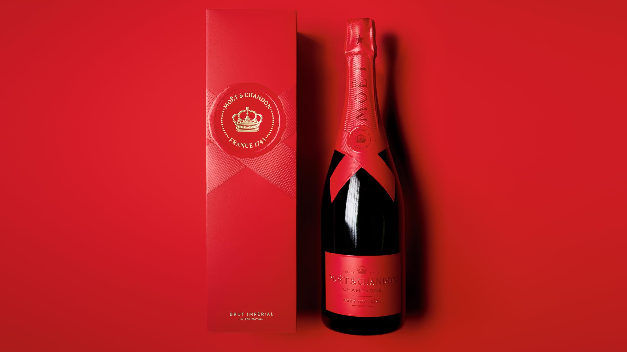 Moët & Chandon Brut Impérial Champagne - Red Limited Edition Gift Box 75cl
