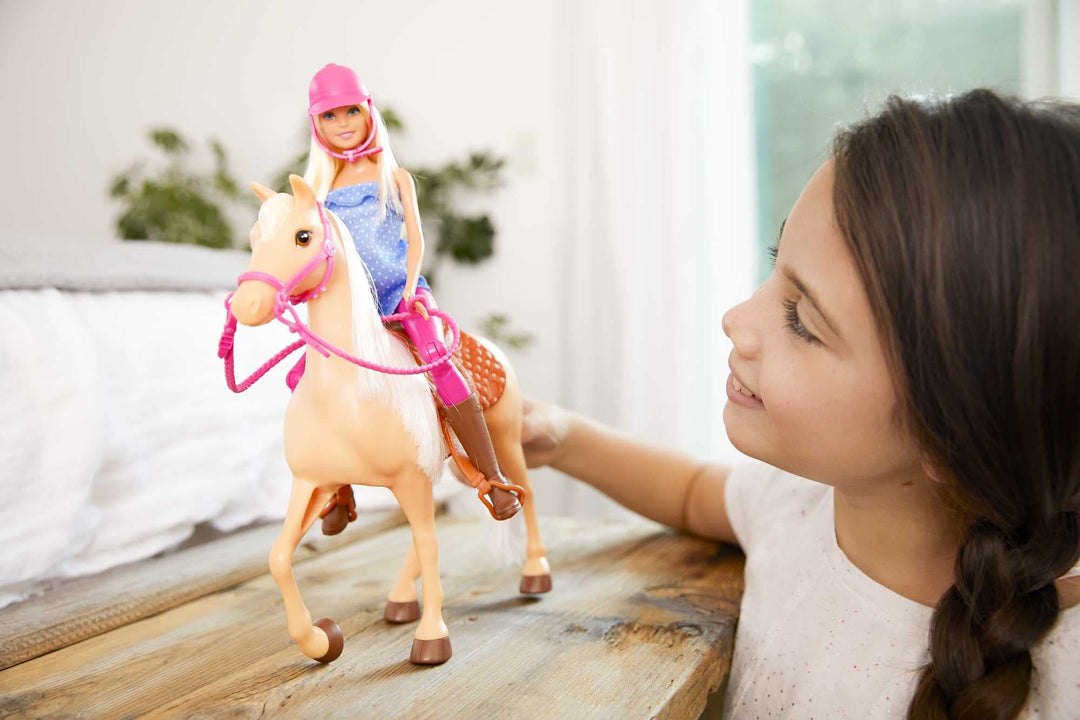 Barbie-Puppe und Pferd