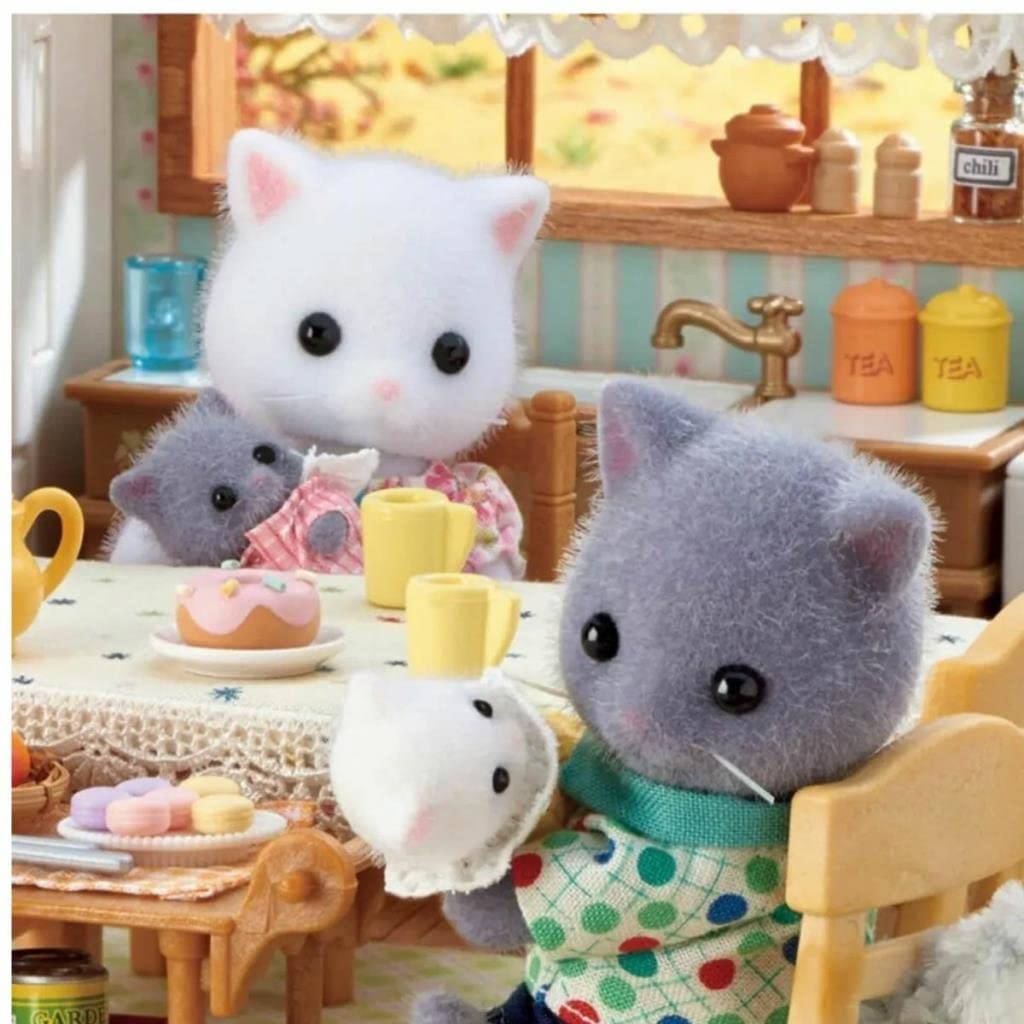 Sylvanian Families Persian Cat Family Doll Set - 4 Posable Figures | Removable Clothing | Pocket-Size 4