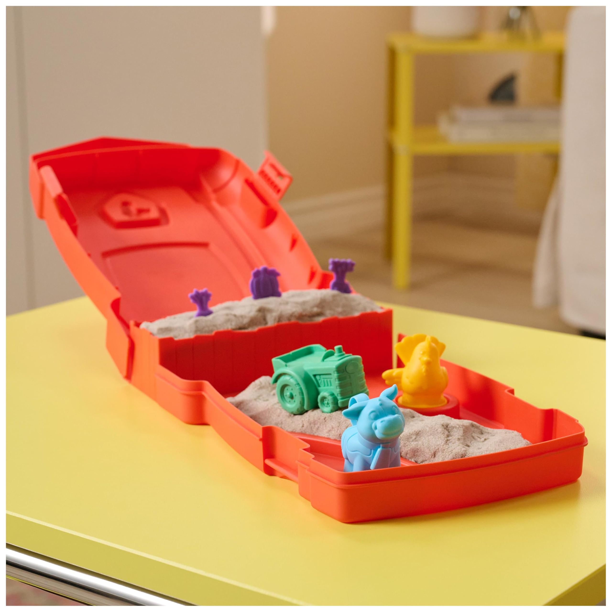 Kinetic Sand Sandy Farm Set with 340g Play Sand, 6 Tools and Moulds, Reusable Barn Storage Case 2