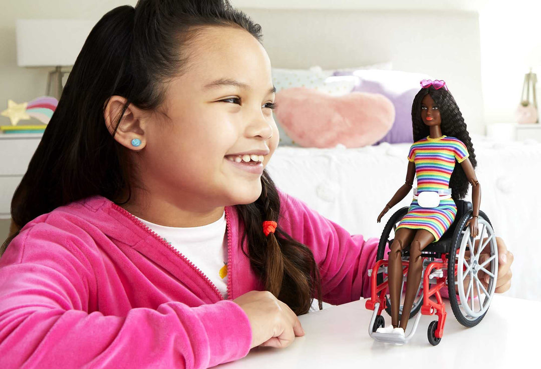 Barbie Fashionistas Doll #166 con sedia a rotelle e capelli castani arricciati