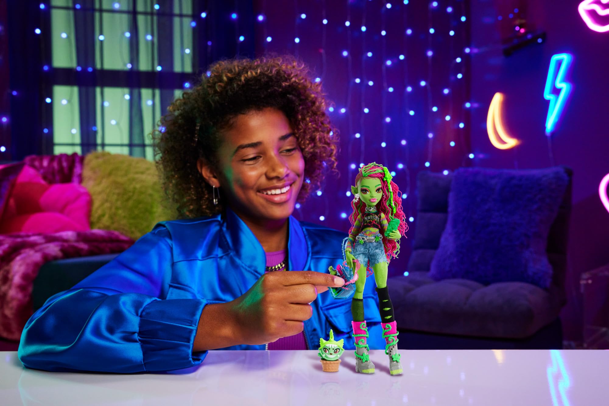 Monster High Venus McFlytrap Doll with Pet Cat Chewlian & Accessories HRP81 2