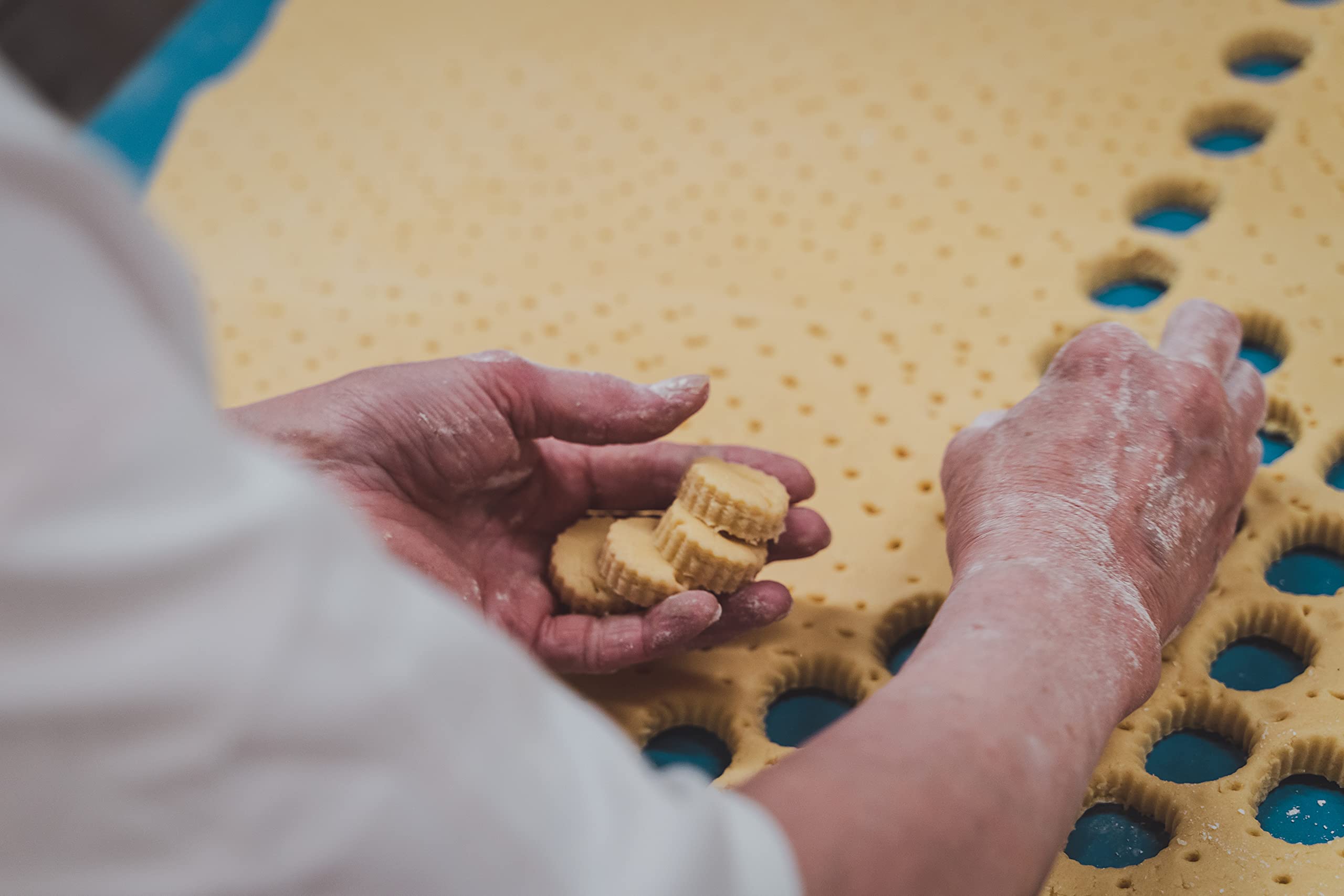 Shortbread House of Edinburgh Handmade Mini Shortbread Biscuits with Warming Stem Ginger, 150g 11