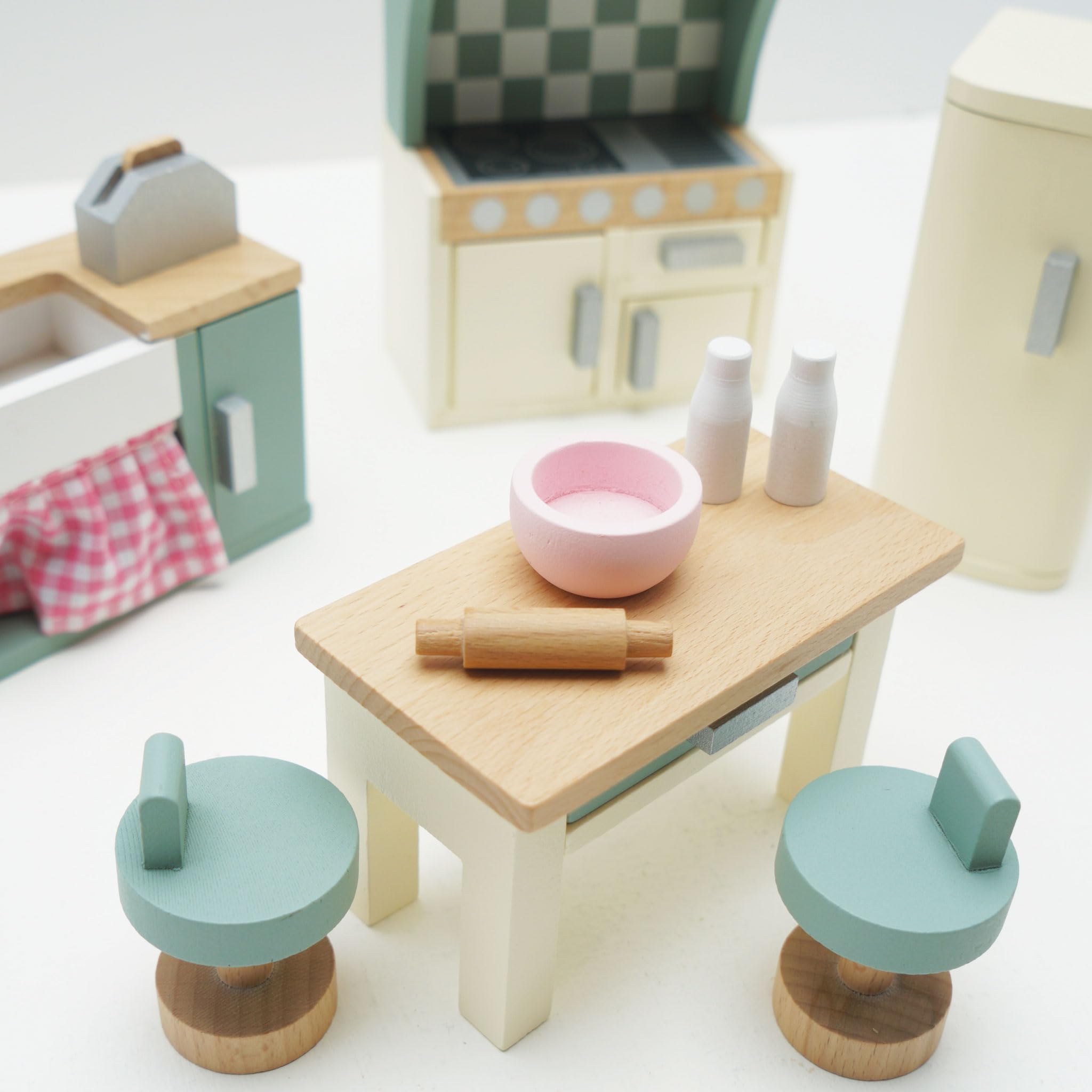 Le Toy Van Wooden Daisylane Kitchen Dolls House Furniture Set | 20 Pieces | Ages 3+
