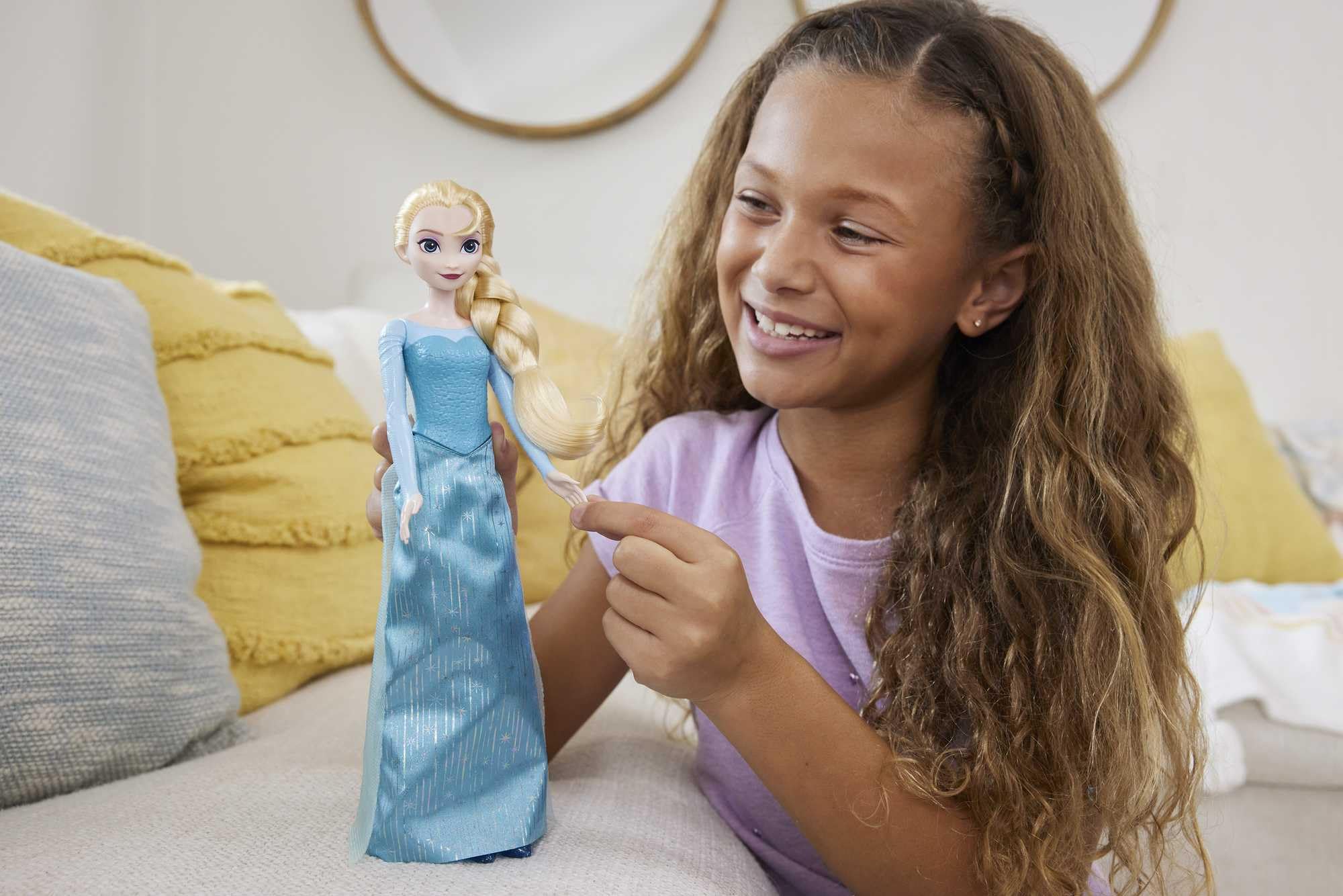 Mattel Disney Princess Elsa Doll - Signature Blue Outfit, Posable Fashion Doll with Accessories, Inspired by Frozen
