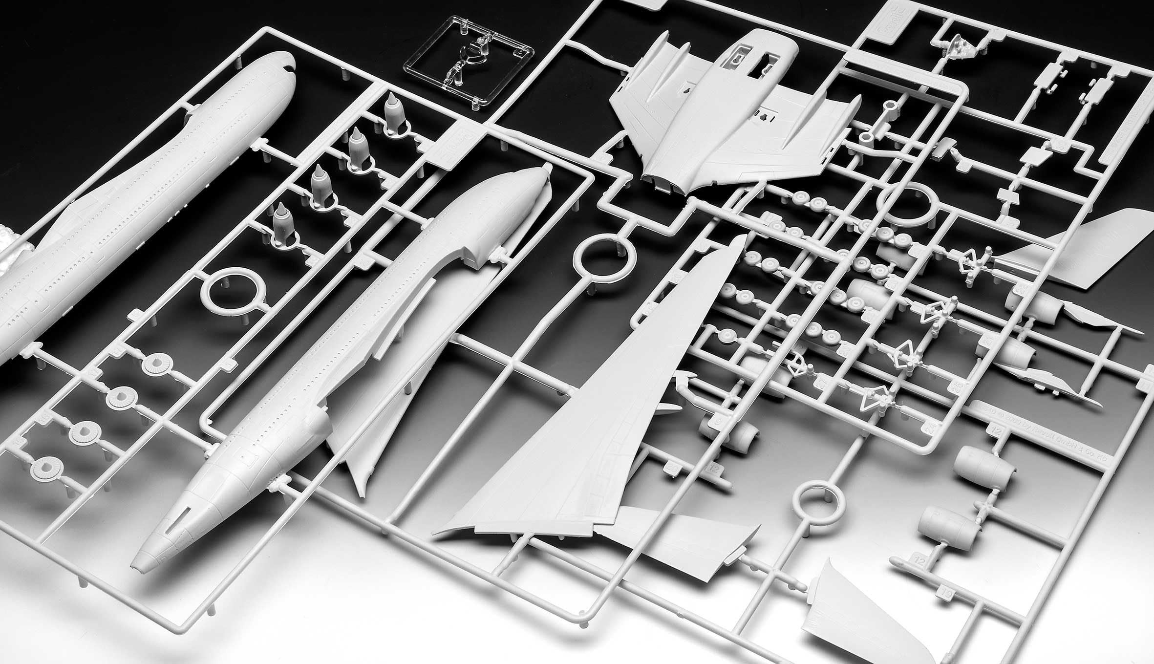 Revell 03808 Airbus A380-800 Model Kit - 1:288 Scale Plastic Aircraft Building Kit for Ages 10+ 13