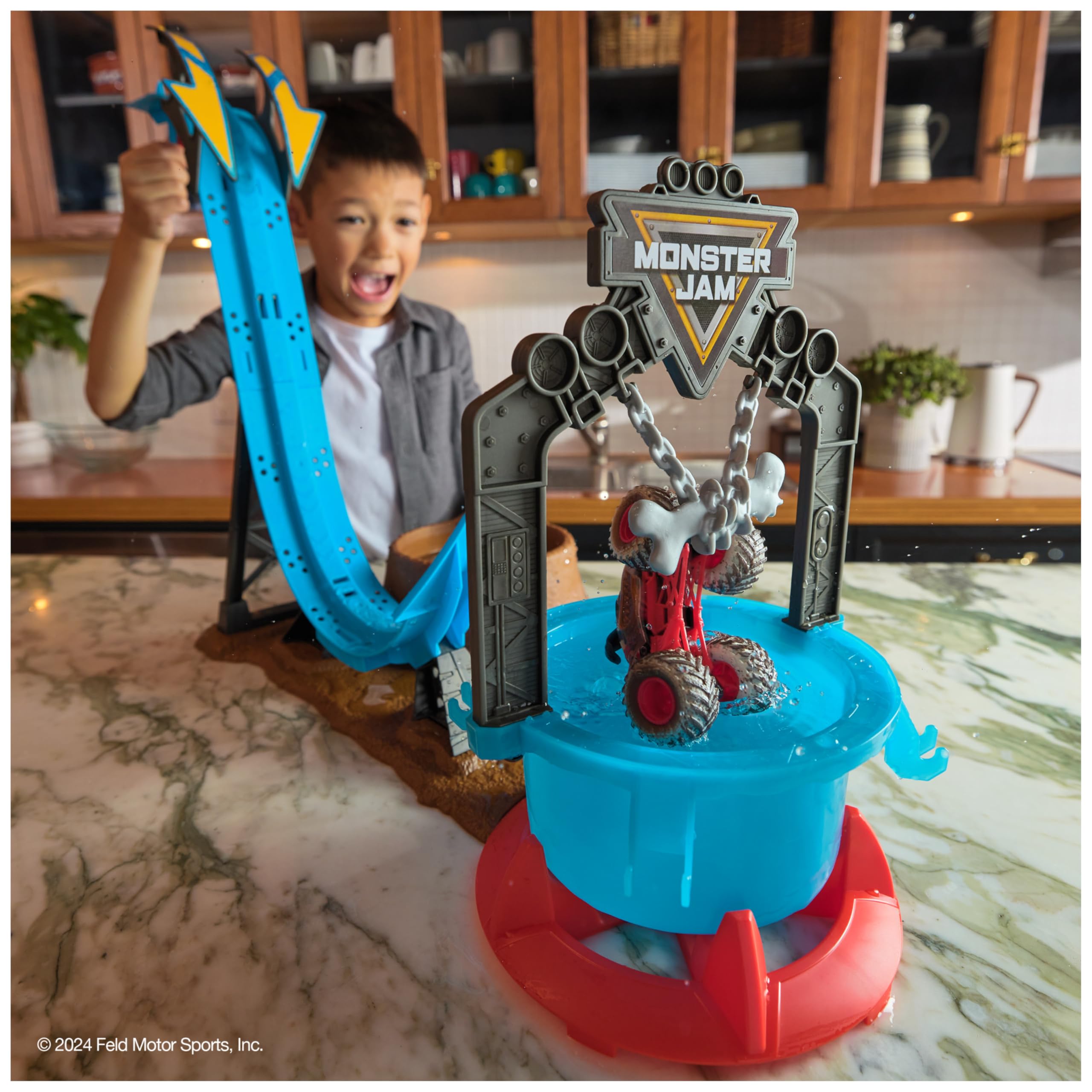 Monster Jam Mud Blasters Monster Mutt Dalmatian Dunk Tank Playset - Color Change Action Playset for Kids