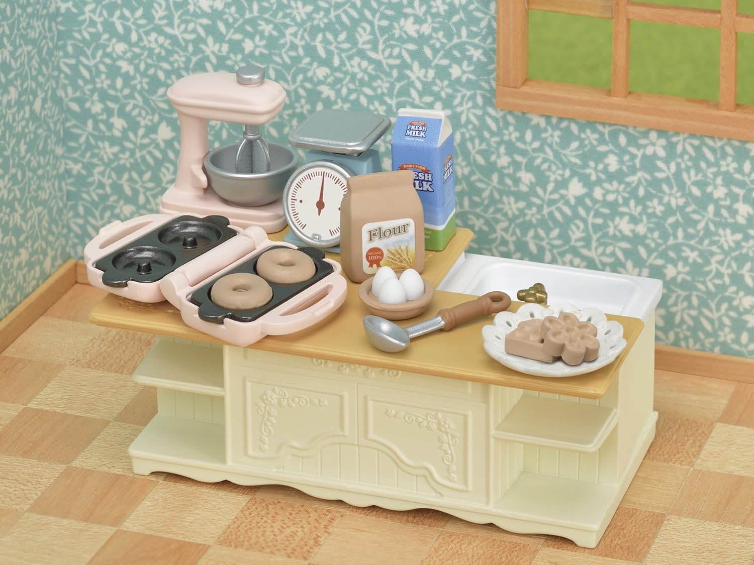 Sylvanian Families 5442 Kitchen Island Playset - Interactive Dollhouse Kitchen with Accessories 4