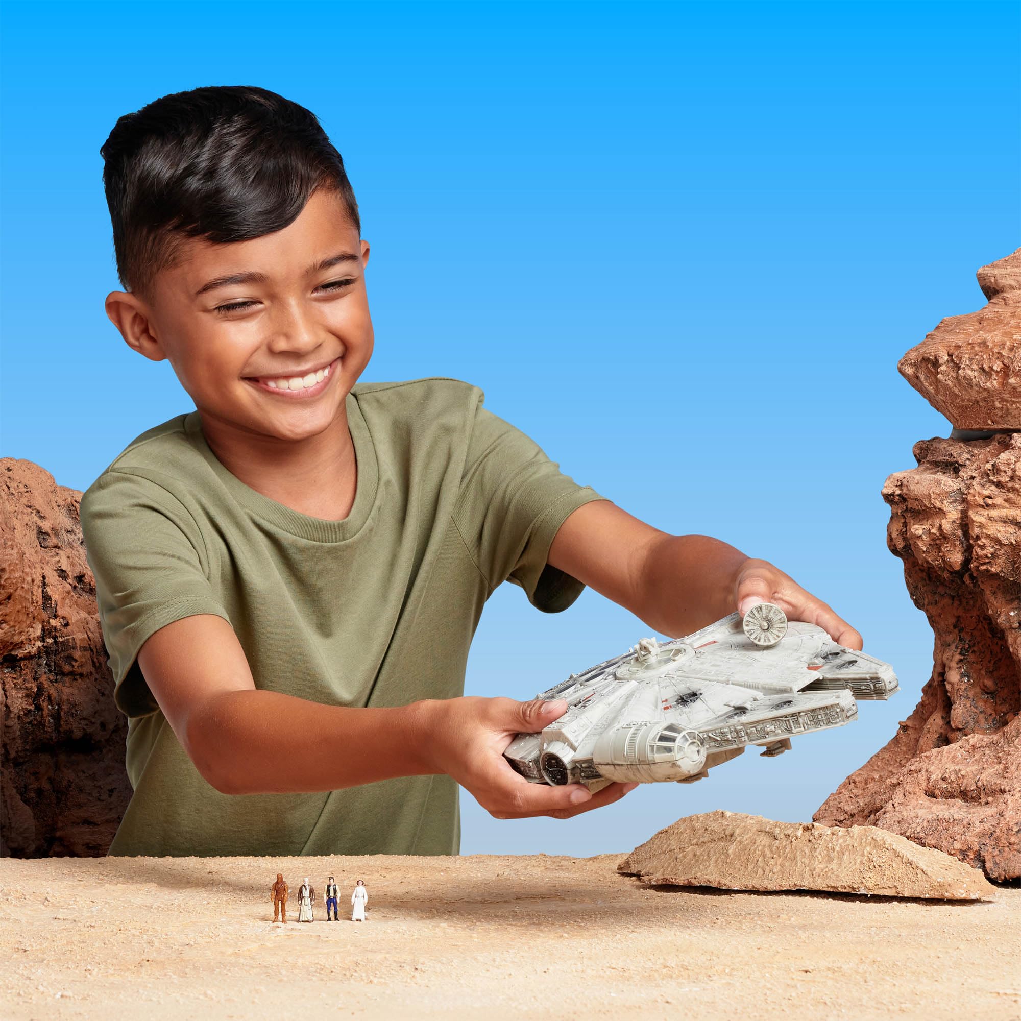 Star Wars Micro Galaxy Squadron Millennium Falcon - 9-Inch Assault Class Vehicle with Four 1-Inch Micro Figure Accessories 7
