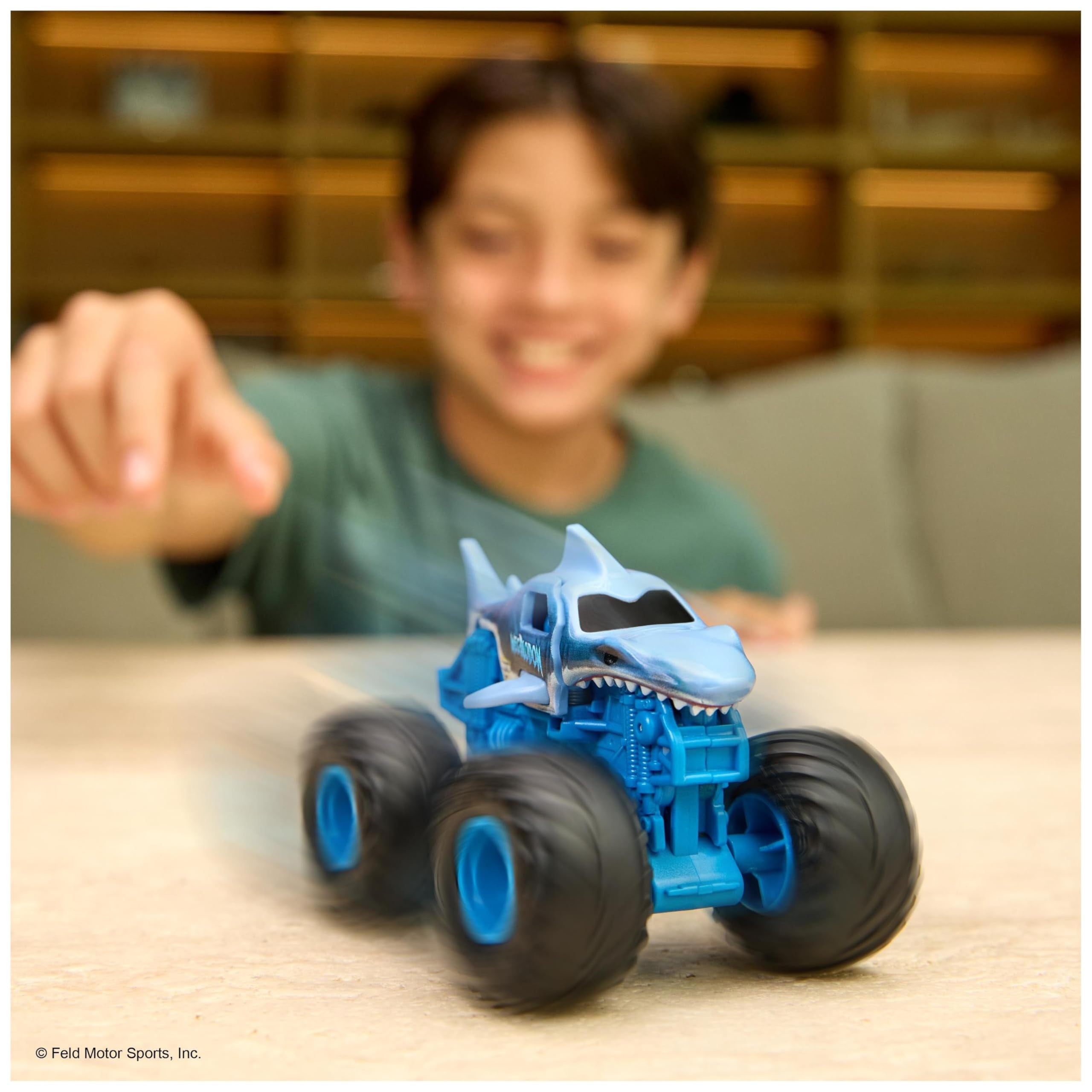 Monster Jam Smash & Bash Megalodon - 1:64 Die-Cast Repairable Monster Truck for Kids 2