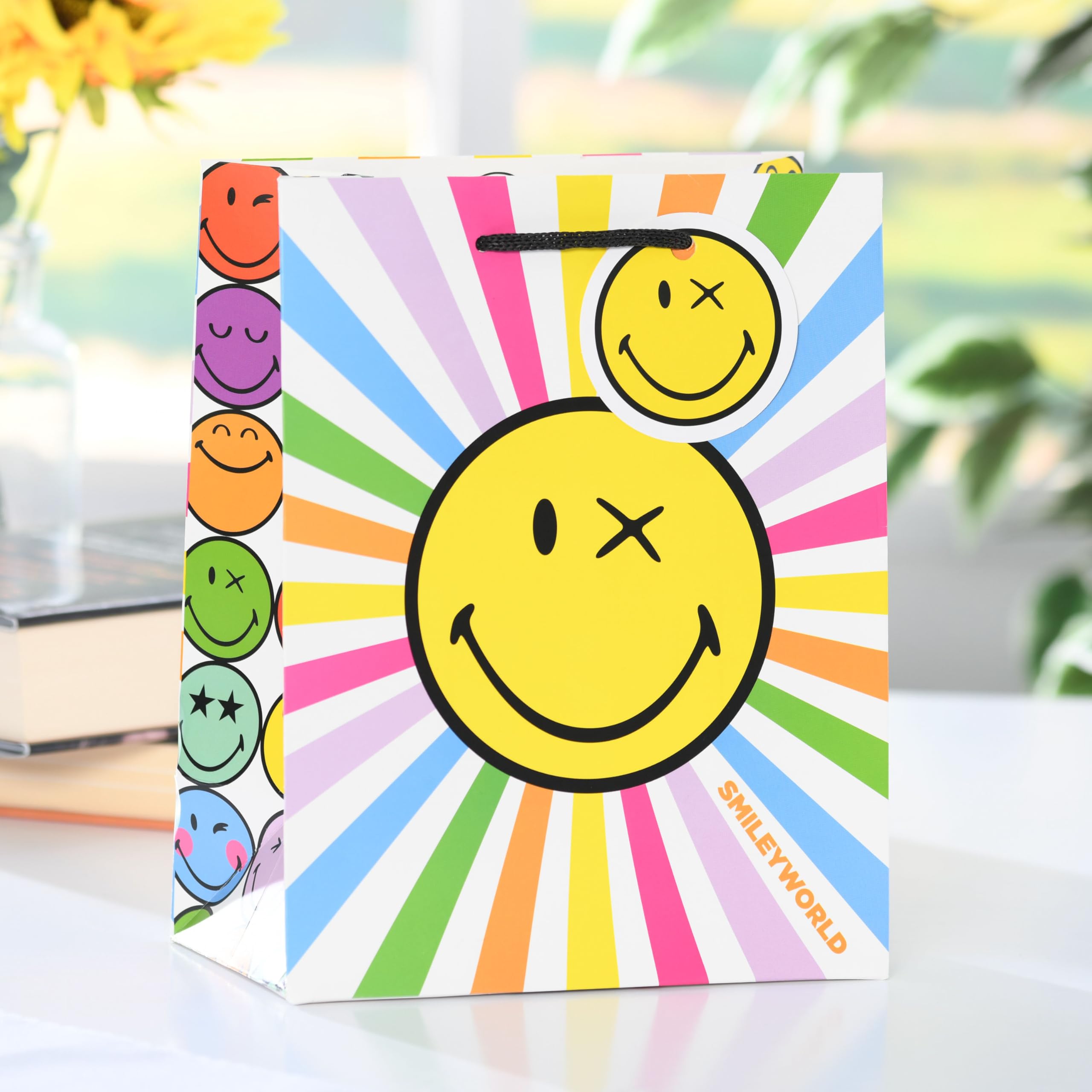 UK Greetings Medium Gift Bag for Her/Friend with Smiley Design | 19 x 23 x 8.9 cm 3