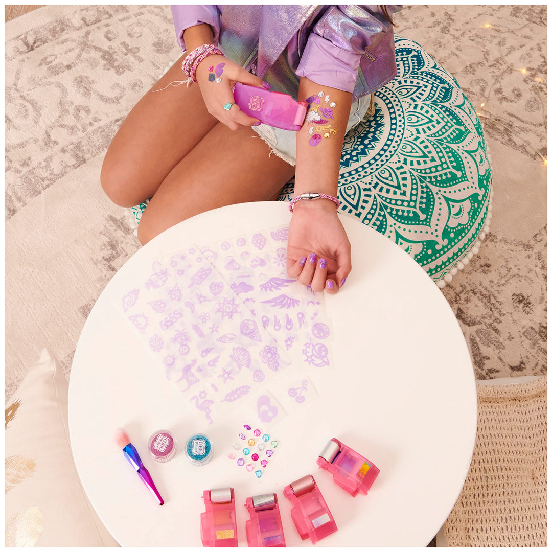 Cool Maker Shimmer Me Body Art con rodillo, 4 láminas metálicas y 180 diseños, tatuaje temporal para niños, juguetes